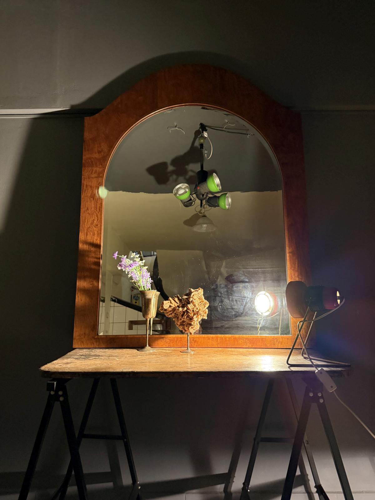 Oglindă vintage mare cu ramă din furnir flamat și formă arcuită, marcaj datat 1925. sertar magic București