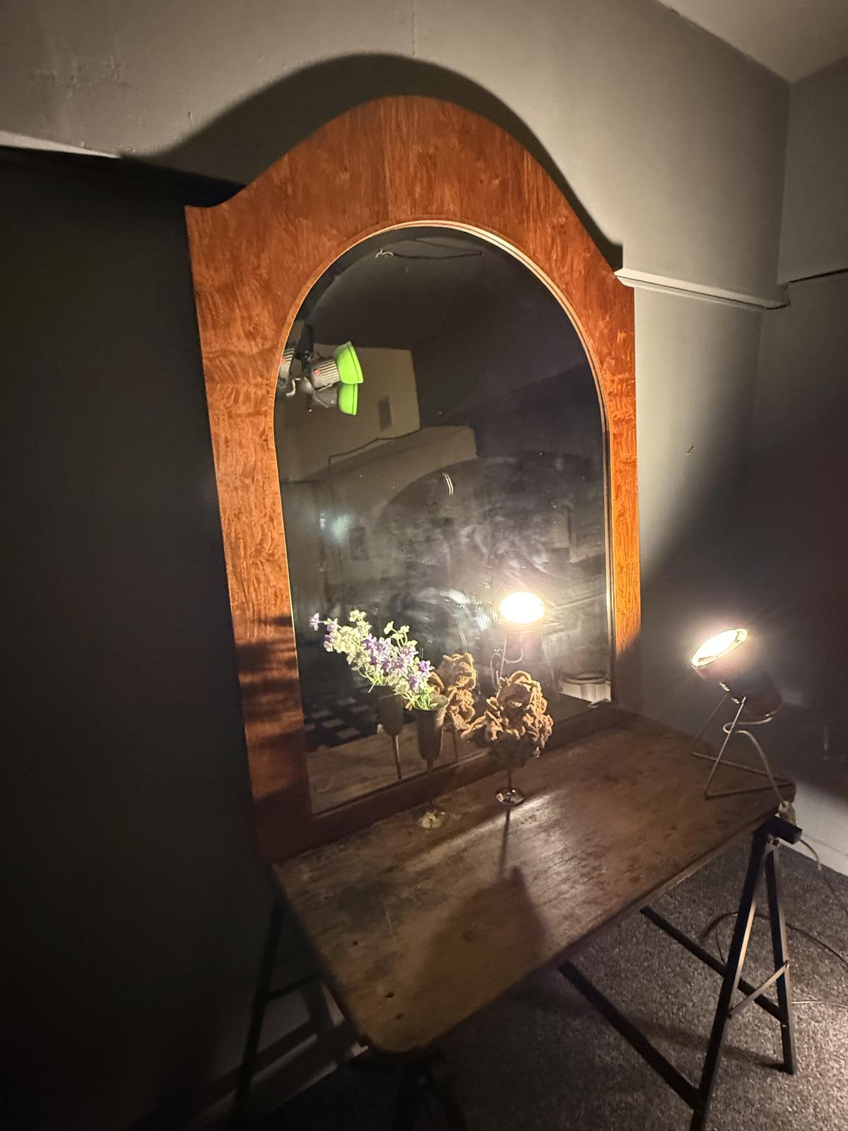 Oglindă vintage mare cu ramă din furnir flamat și formă arcuită, marcaj datat 1925. sertar magic București