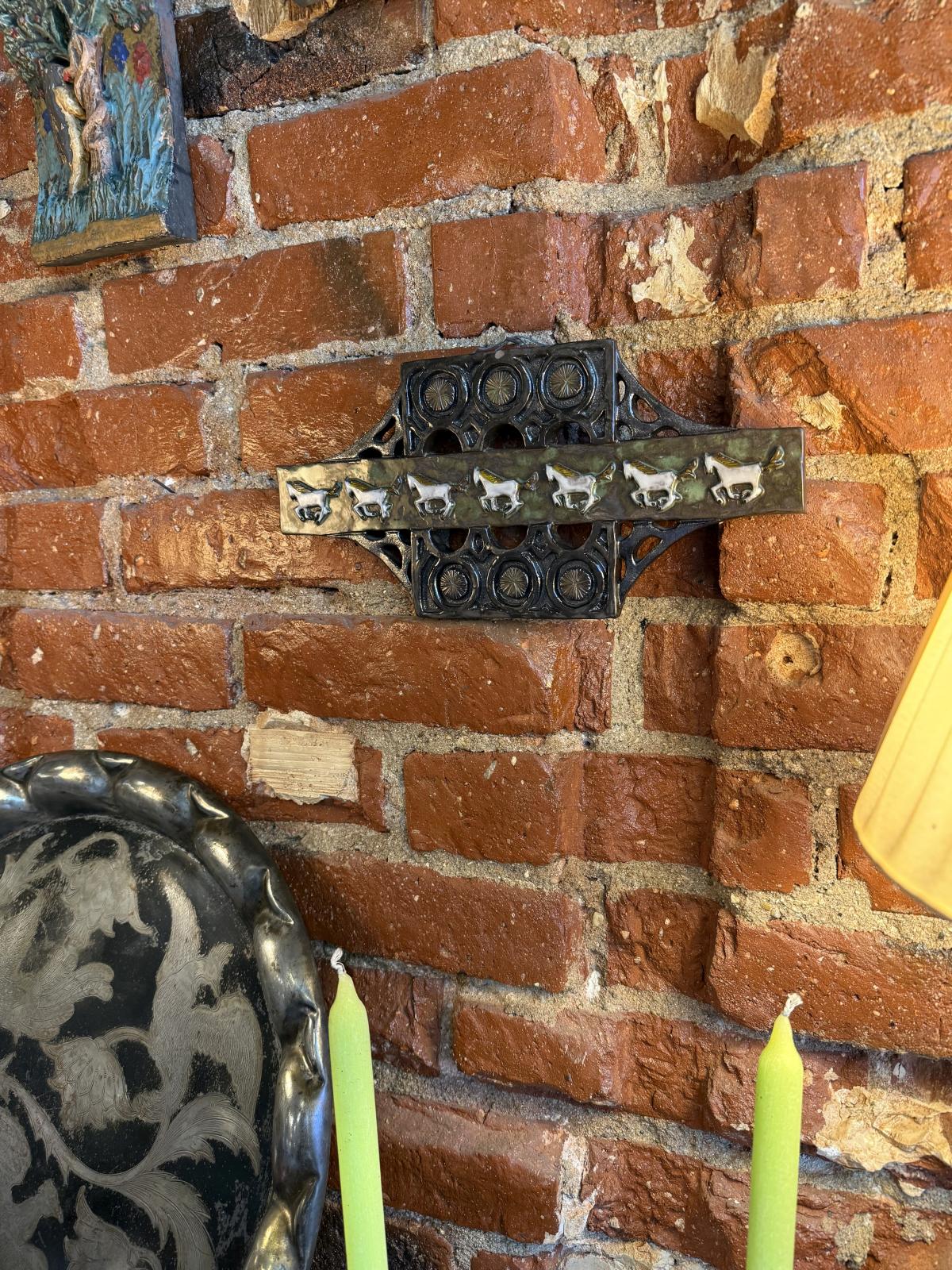 Panou ceramic Monique Detry „Ballade”, 38 cm, decor în relief cu cai stilizați, piesă vintage adusă din Belgia. sertar magic București