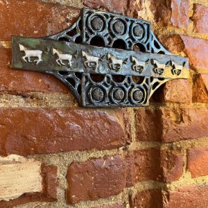 Panou ceramic Monique Detry „Ballade”, 38 cm, decor în relief cu cai stilizați, piesă vintage adusă din Belgia. sertar magic București