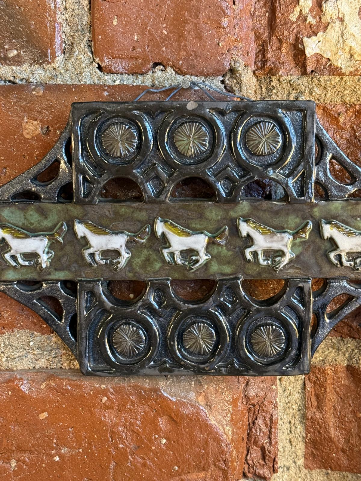 Panou ceramic Monique Detry „Ballade”, 38 cm, decor în relief cu cai stilizați, piesă vintage adusă din Belgia. sertar magic București