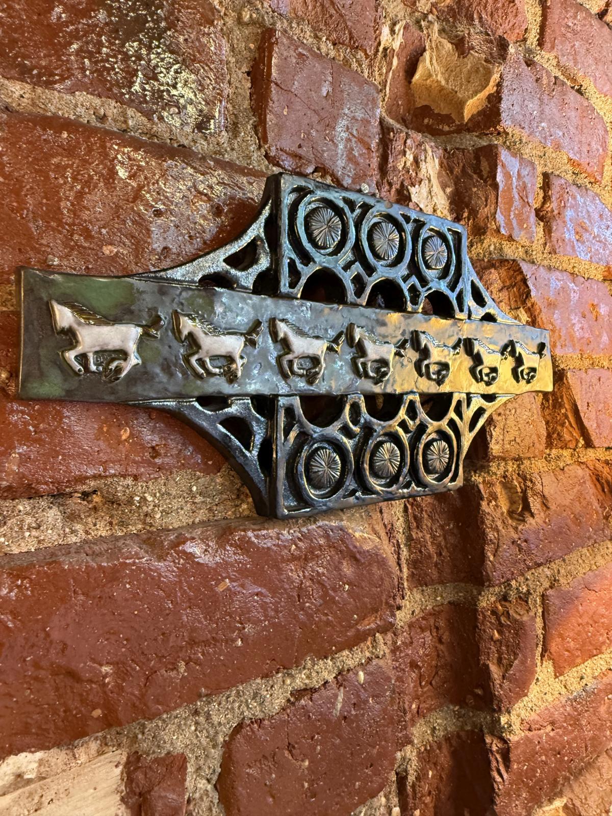 Panou ceramic Monique Detry „Ballade”, 38 cm, decor în relief cu cai stilizați, piesă vintage adusă din Belgia. sertar magic București