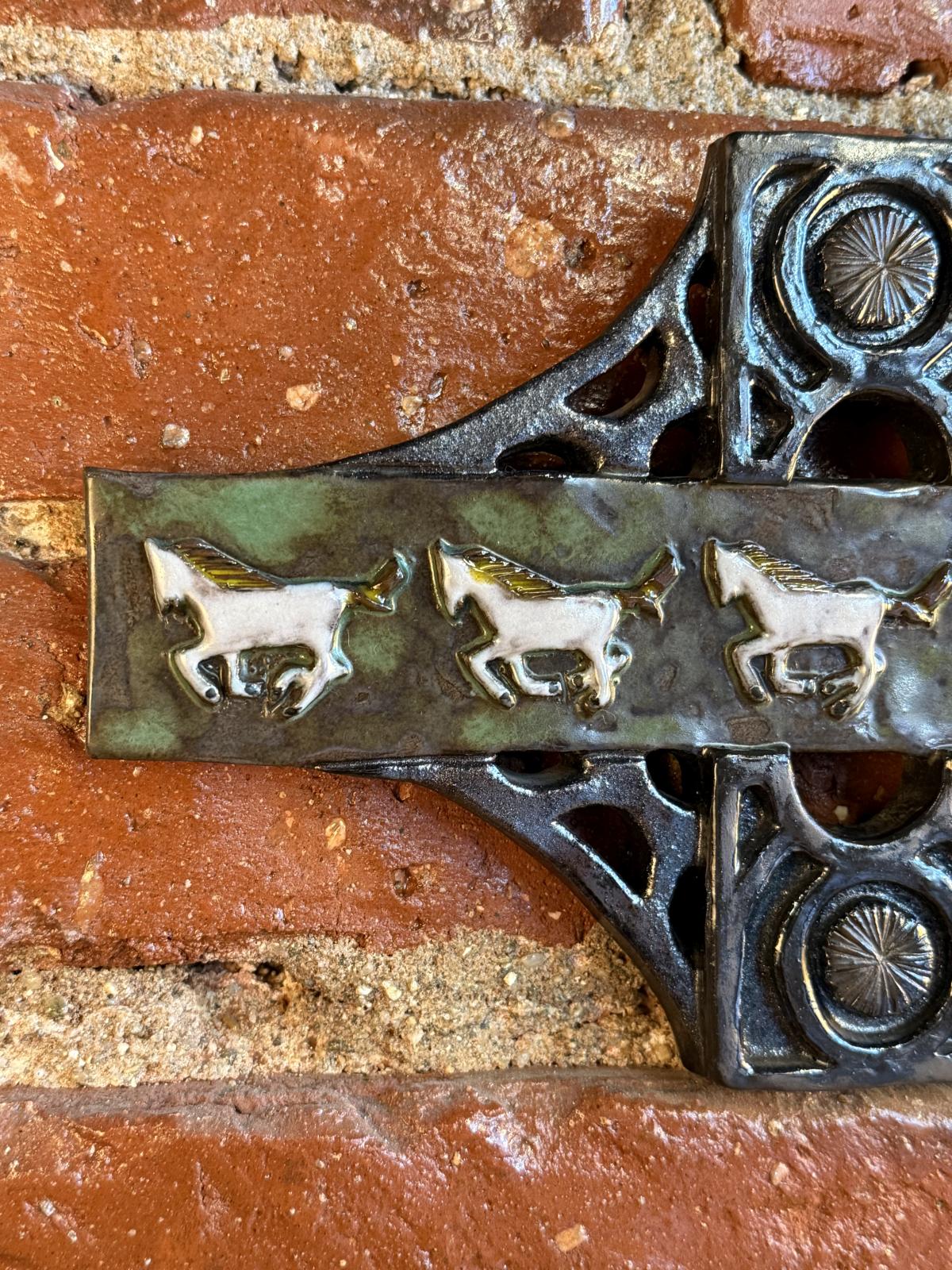 Panou ceramic Monique Detry „Ballade”, 38 cm, decor în relief cu cai stilizați, piesă vintage adusă din Belgia. sertar magic București