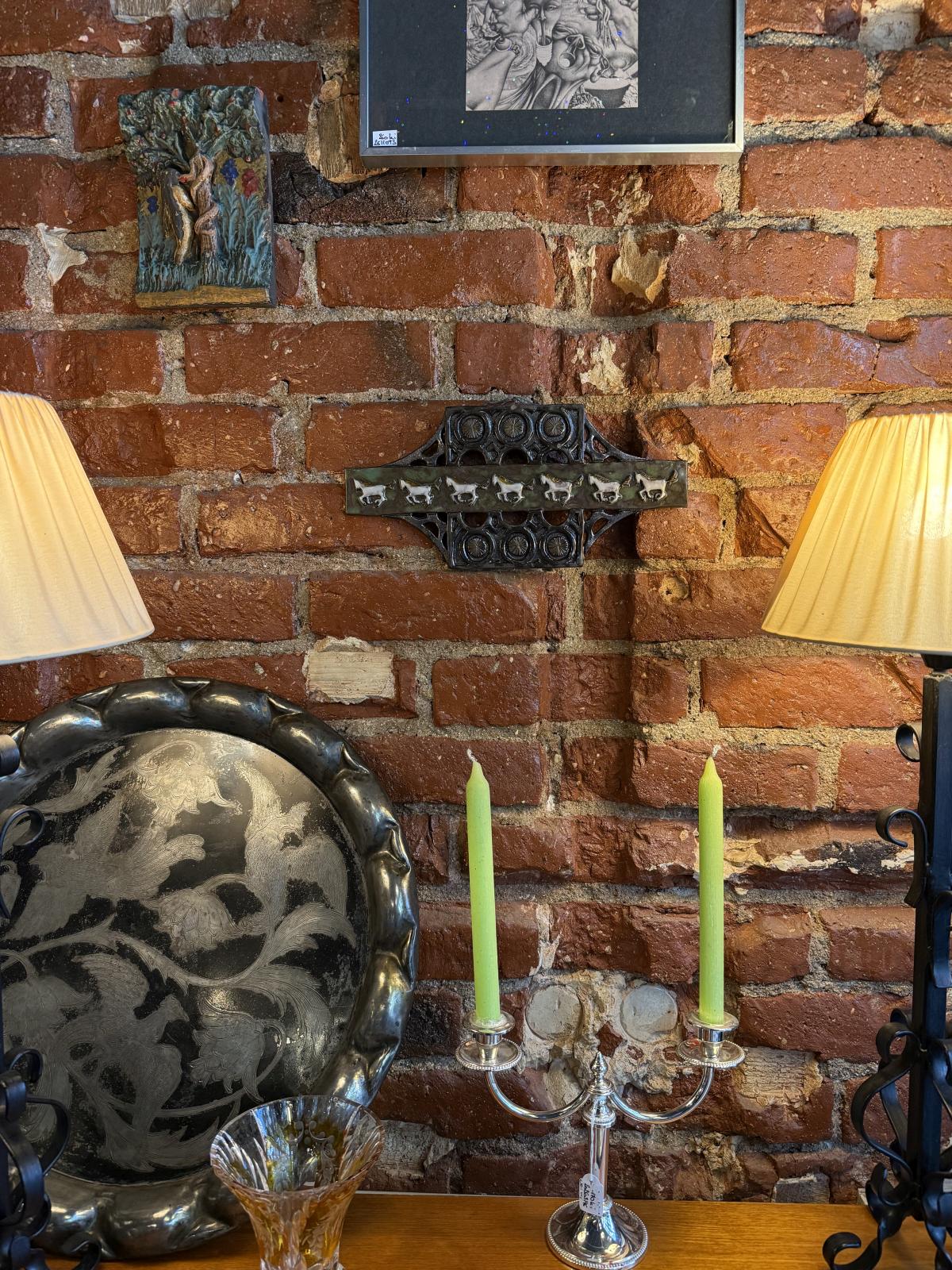 Panou ceramic Monique Detry „Ballade”, 38 cm, decor în relief cu cai stilizați, piesă vintage adusă din Belgia. sertar magic București