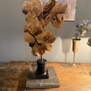 Sculptură decorativă cu roza deșertului naturală, montată pe bază din marmură, piesă unicat – sertar magic București