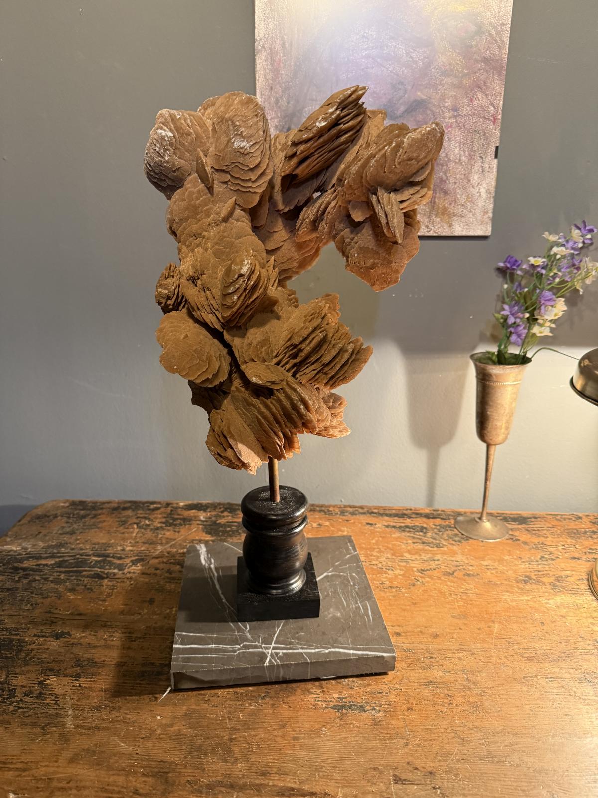 Sculptură decorativă cu roza deșertului naturală, montată pe bază din marmură, piesă unicat – sertar magic București
