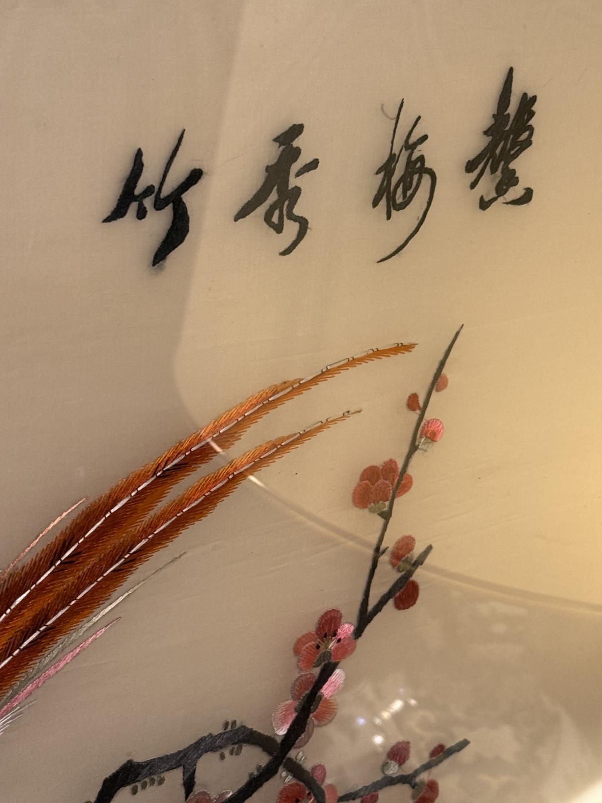 Tablou asiatic decorativ brodat în relief, cu păsări și flori, sub sticlă, 65 x 43 cm, piesă vintage decorativă. sertar magic București