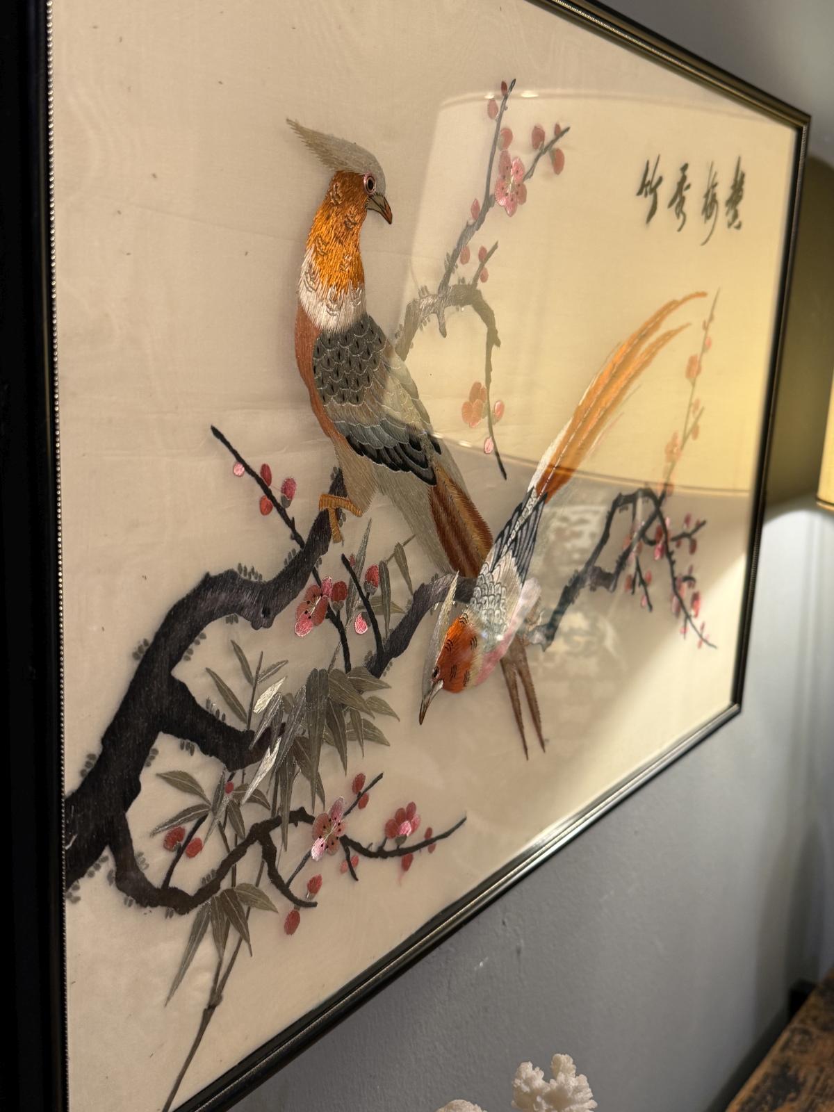 Tablou asiatic decorativ brodat în relief, cu păsări și flori, sub sticlă, 65 x 43 cm, piesă vintage decorativă. sertar magic București