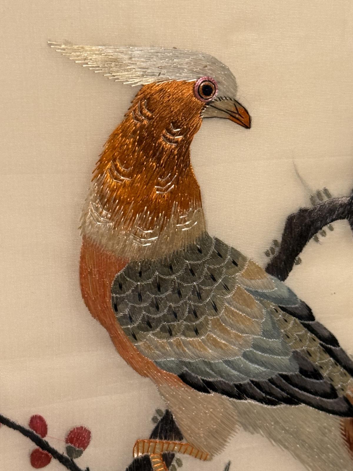 Tablou asiatic decorativ brodat în relief, cu păsări și flori, sub sticlă, 65 x 43 cm, piesă vintage decorativă. sertar magic București