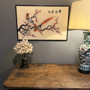 Tablou asiatic decorativ brodat în relief, cu păsări și flori, sub sticlă, 65 x 43 cm, piesă vintage decorativă. sertar magic București