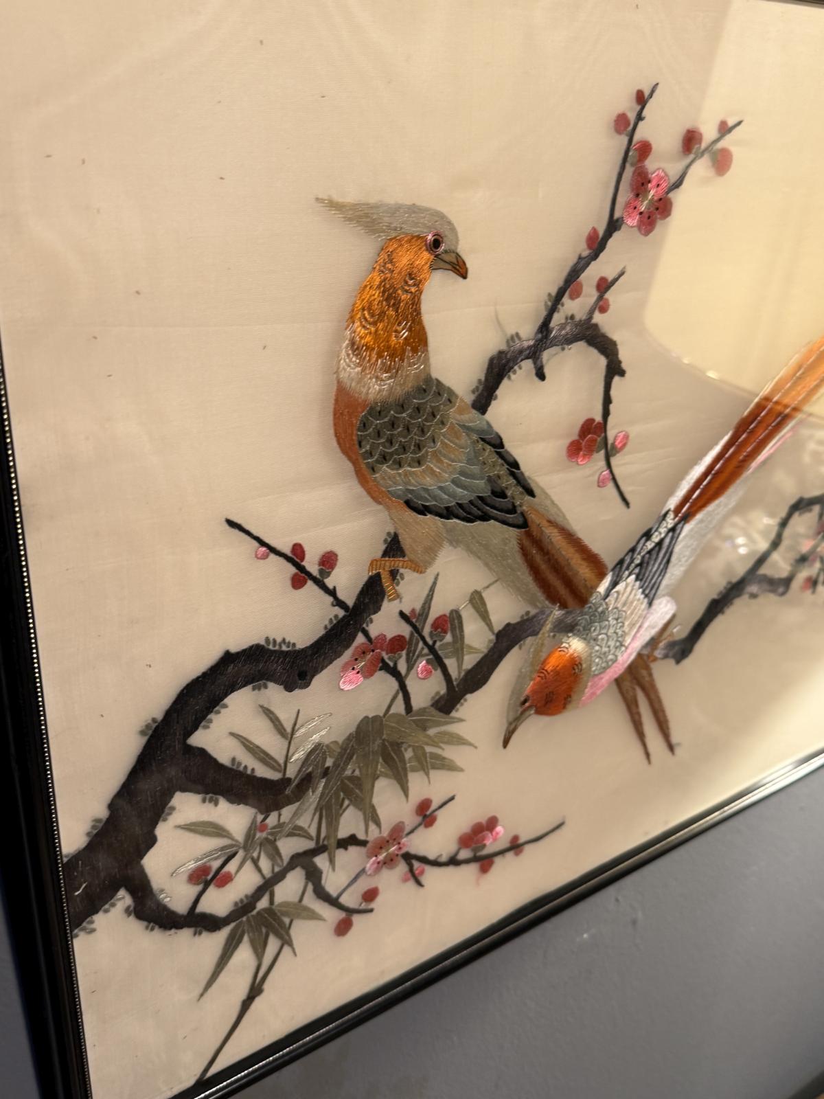 Tablou asiatic decorativ brodat în relief, cu păsări și flori, sub sticlă, 65 x 43 cm, piesă vintage decorativă. sertar magic București