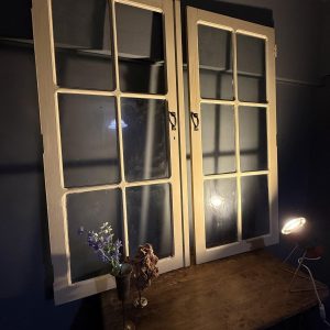 Pereche de uși decorative tip fereastră din lemn, cu geamuri compartimentate. Piese vintage pentru decor interior. sertar magic București