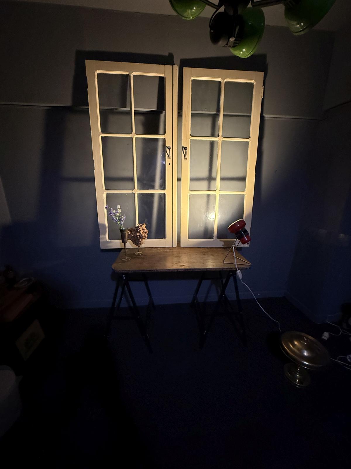 Pereche de uși decorative tip fereastră din lemn, cu geamuri compartimentate. Piese vintage pentru decor interior. sertar magic București