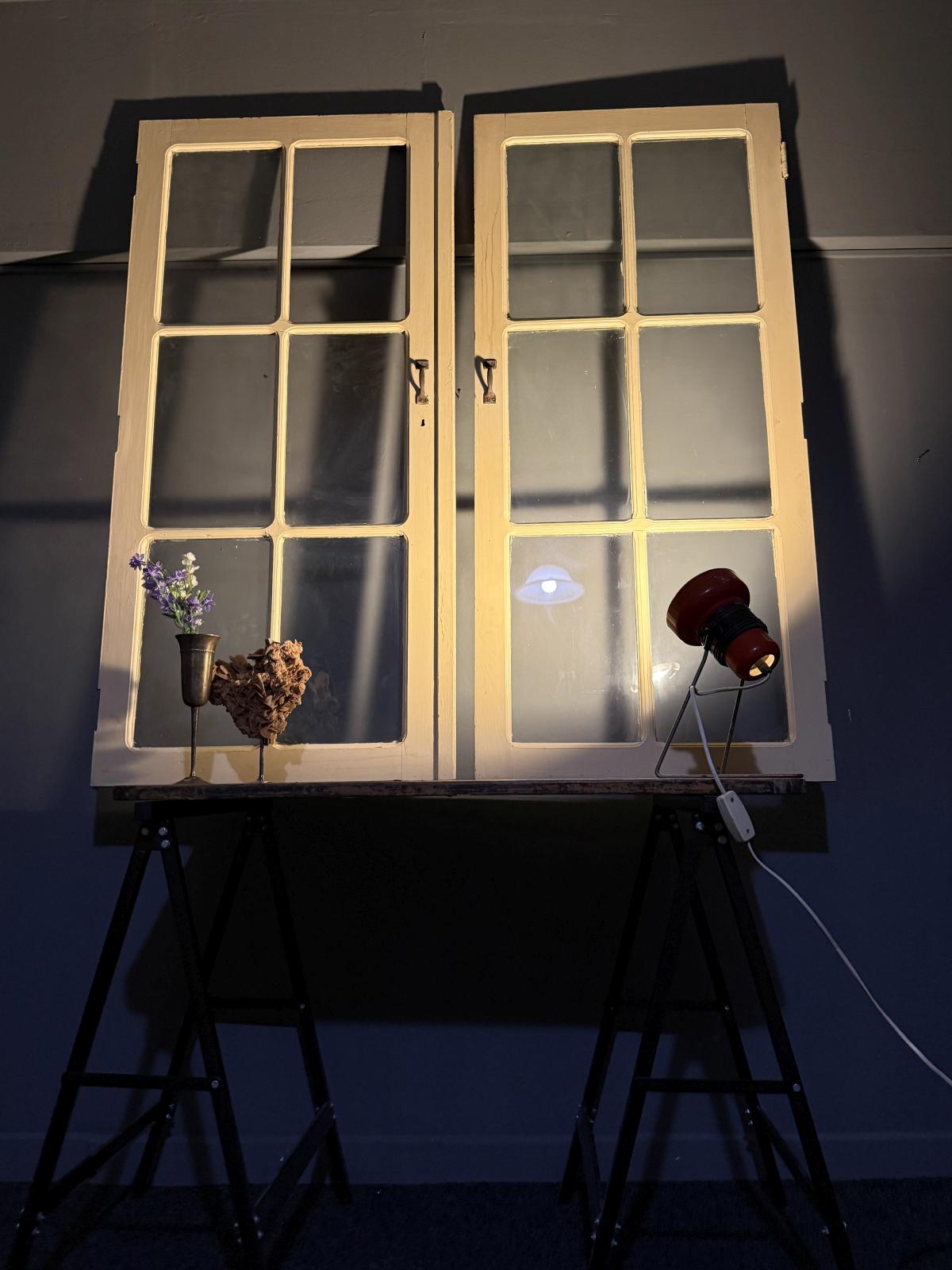 Pereche de uși decorative tip fereastră din lemn, cu geamuri compartimentate. Piese vintage pentru decor interior. sertar magic București