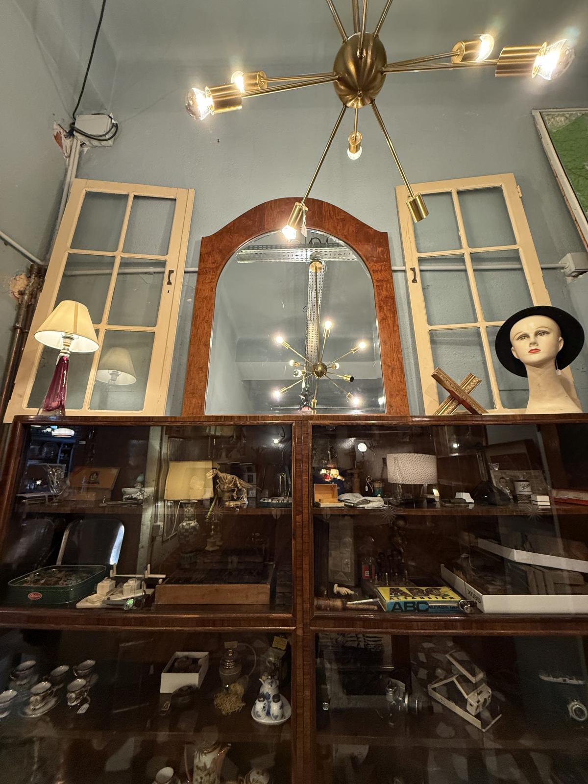 Pereche de uși decorative tip fereastră din lemn, cu geamuri compartimentate. Piese vintage pentru decor interior. sertar magic București