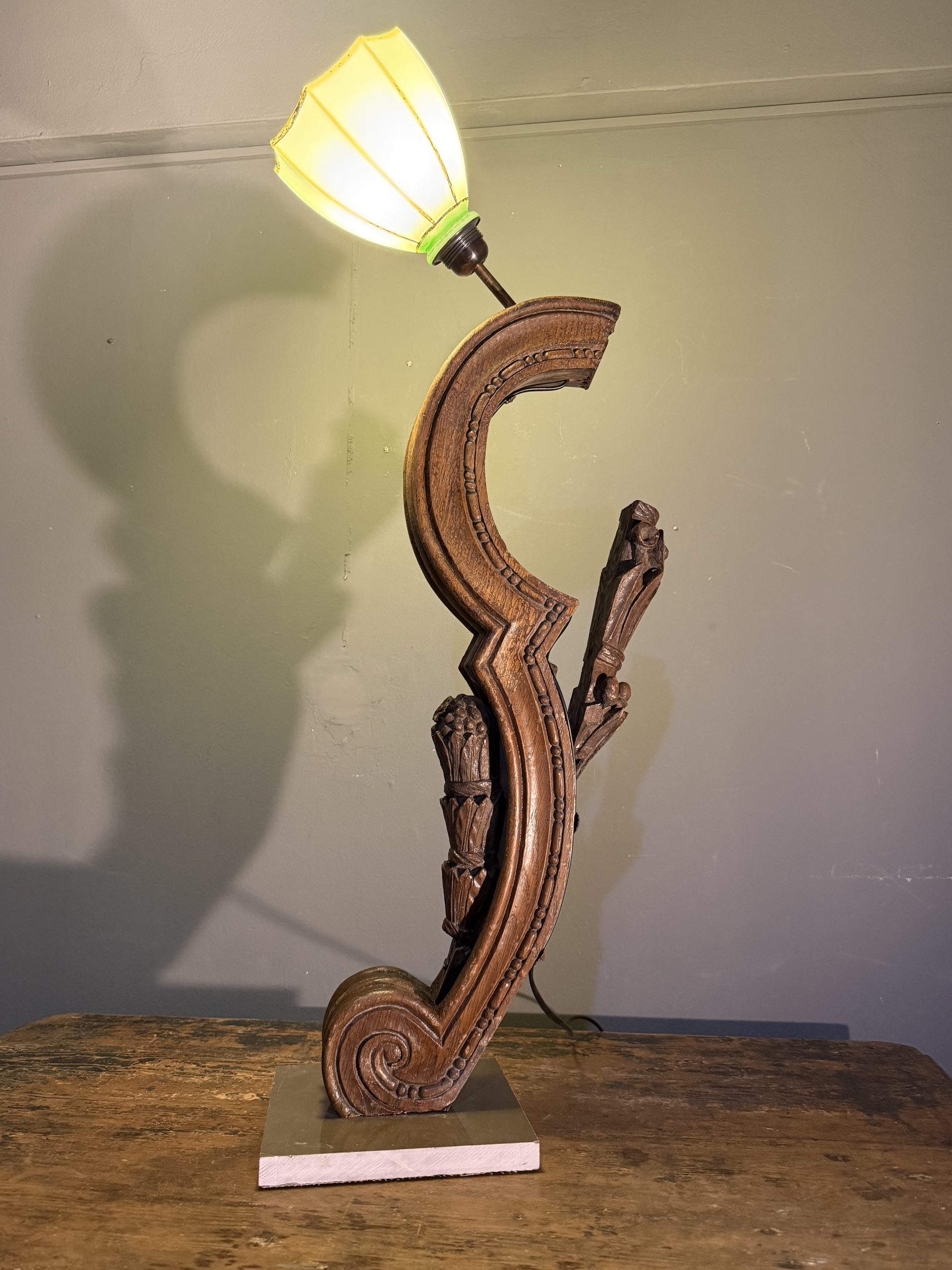 Lampă sculpturală realizată din lemn vechi sculptat și abajur din opalină verde, pe bază de marmură.