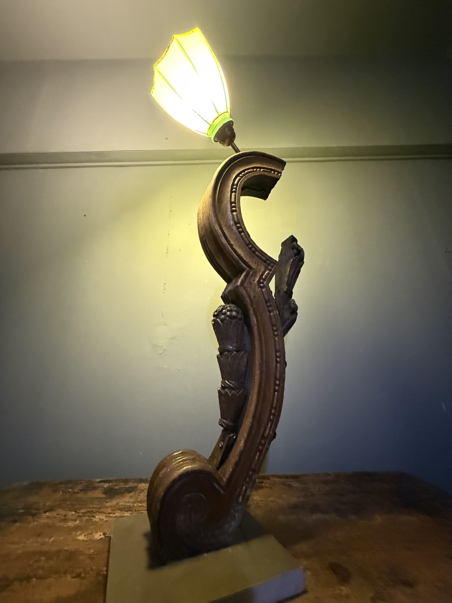 Lampă sculpturală realizată din lemn vechi sculptat și abajur din opalină verde, pe bază de marmură.