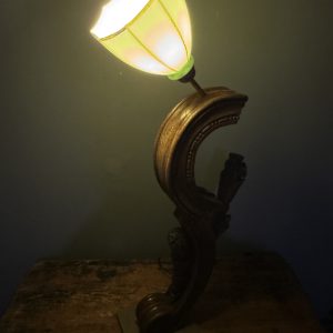Lampă sculpturală realizată din lemn vechi sculptat și abajur din opalină verde, pe bază de marmură.