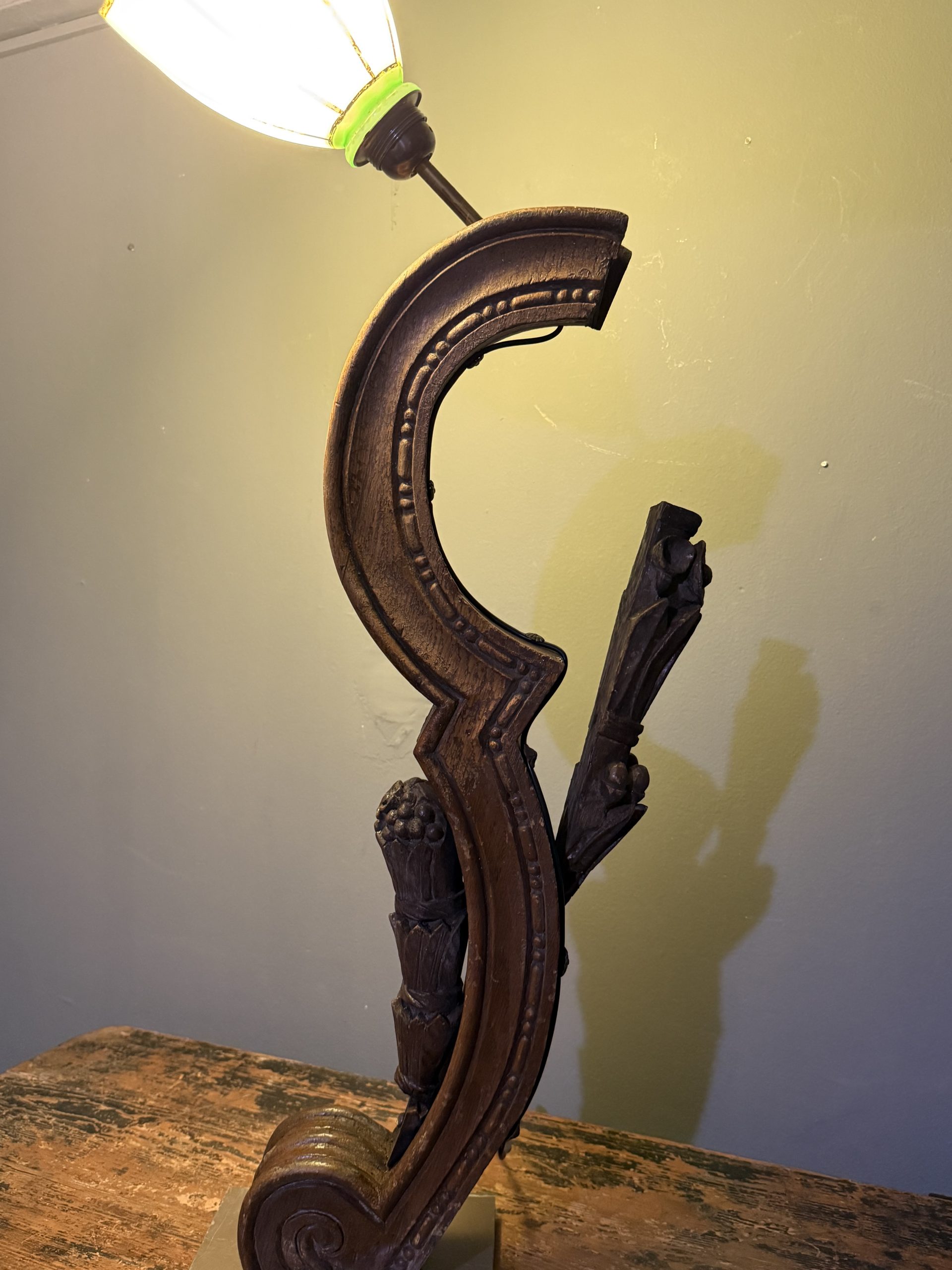 Lampă sculpturală realizată din lemn vechi sculptat și abajur din opalină verde, pe bază de marmură.
