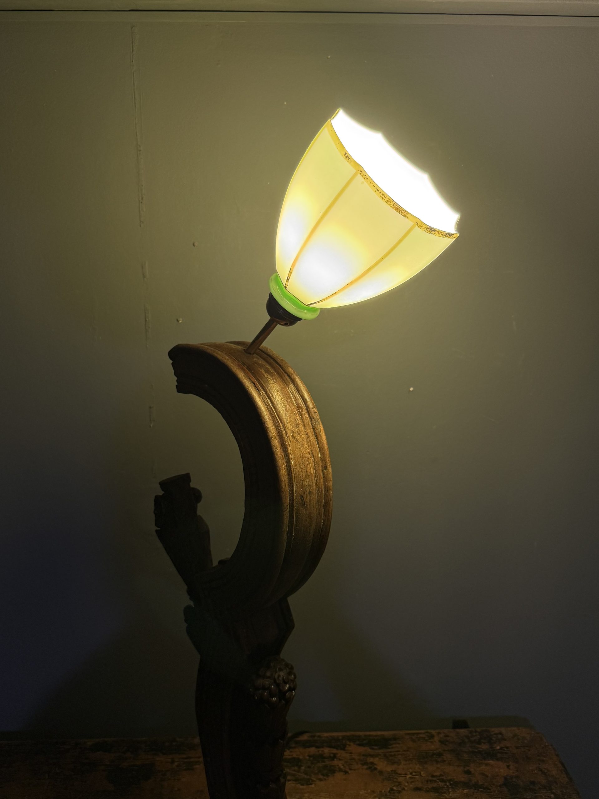 Lampă sculpturală realizată din lemn vechi sculptat și abajur din opalină verde, pe bază de marmură.