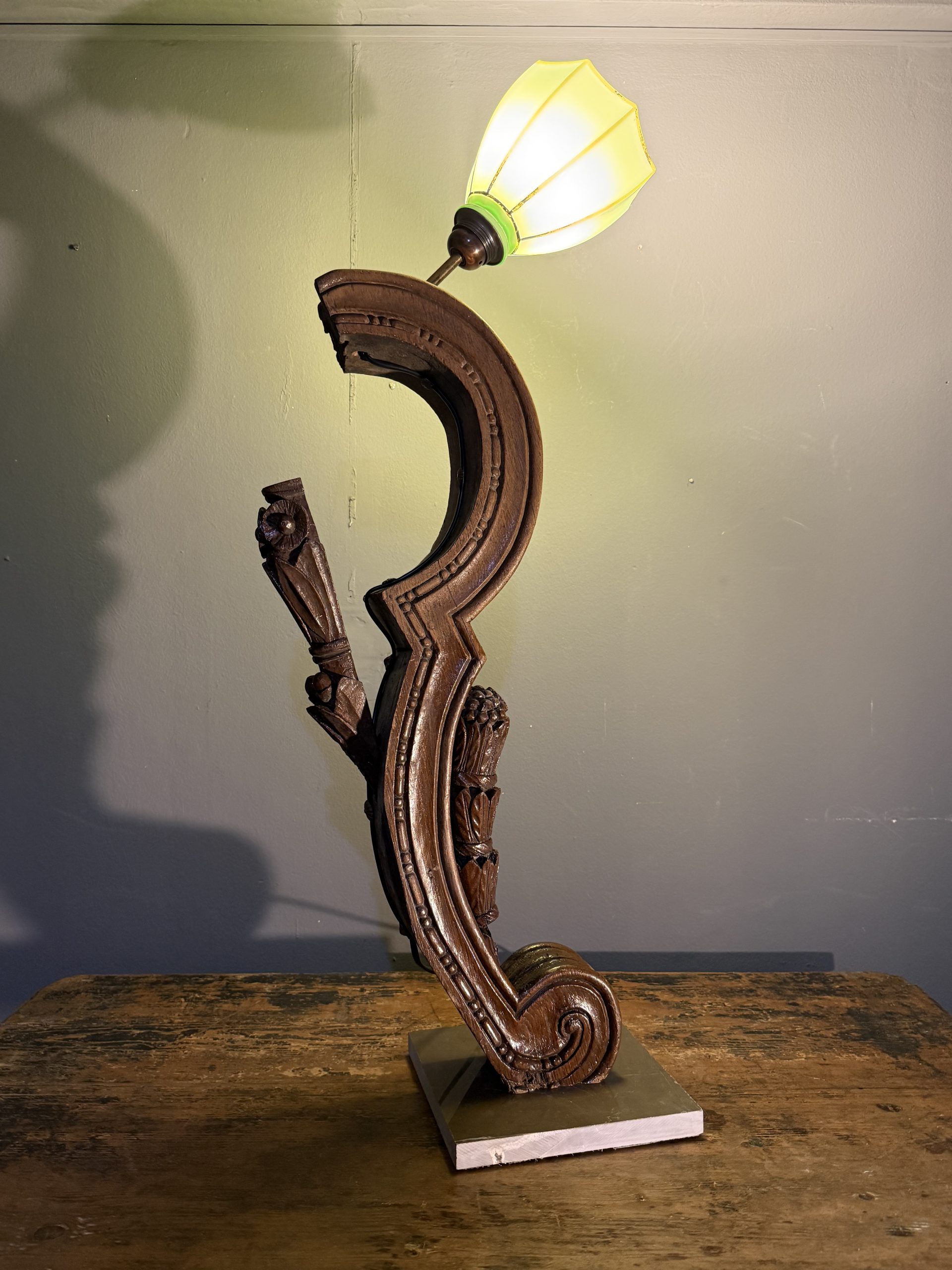 Lampă sculpturală realizată din lemn vechi sculptat și abajur din opalină verde, pe bază de marmură.