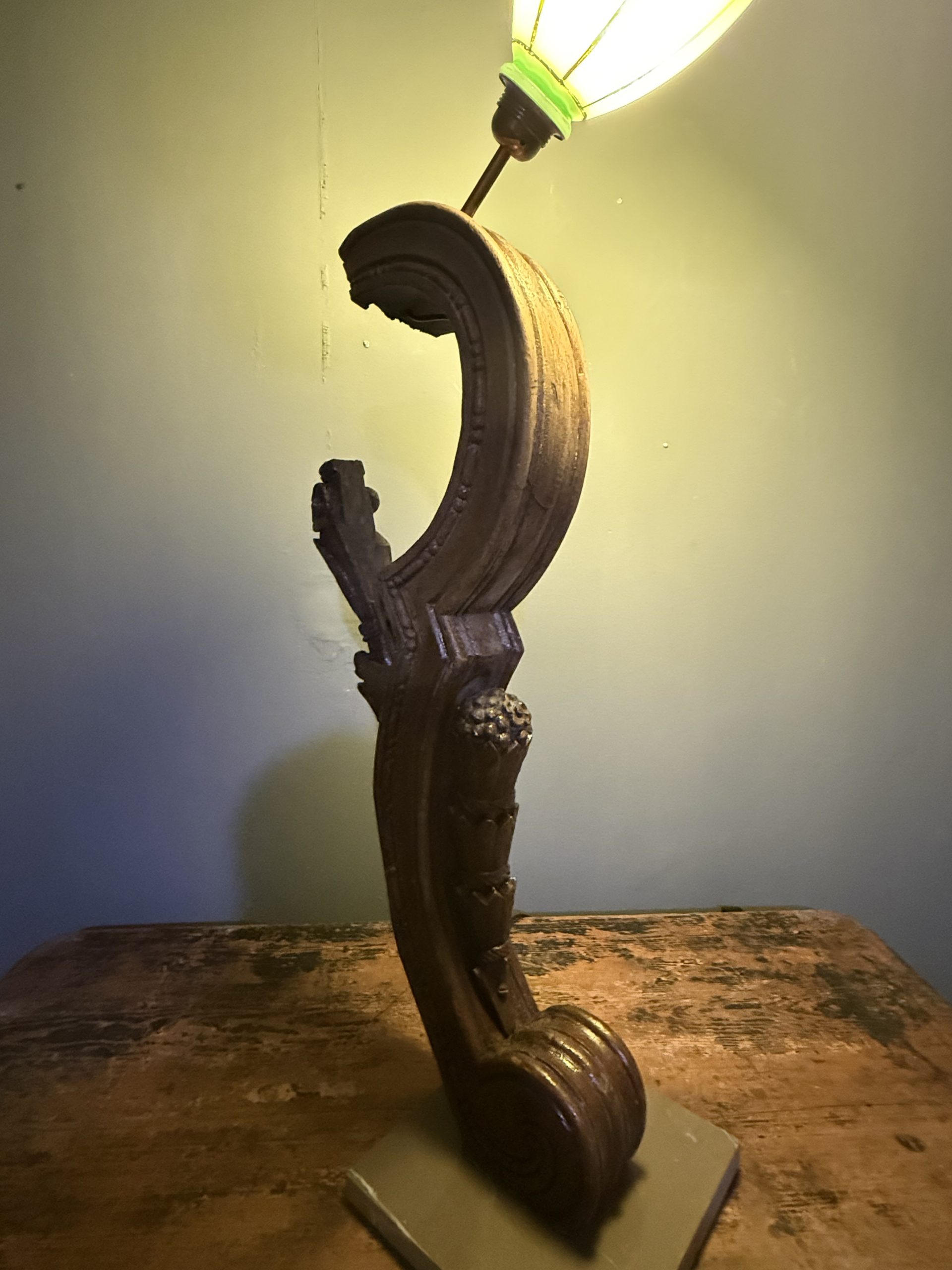 Lampă sculpturală realizată din lemn vechi sculptat și abajur din opalină verde, pe bază de marmură.
