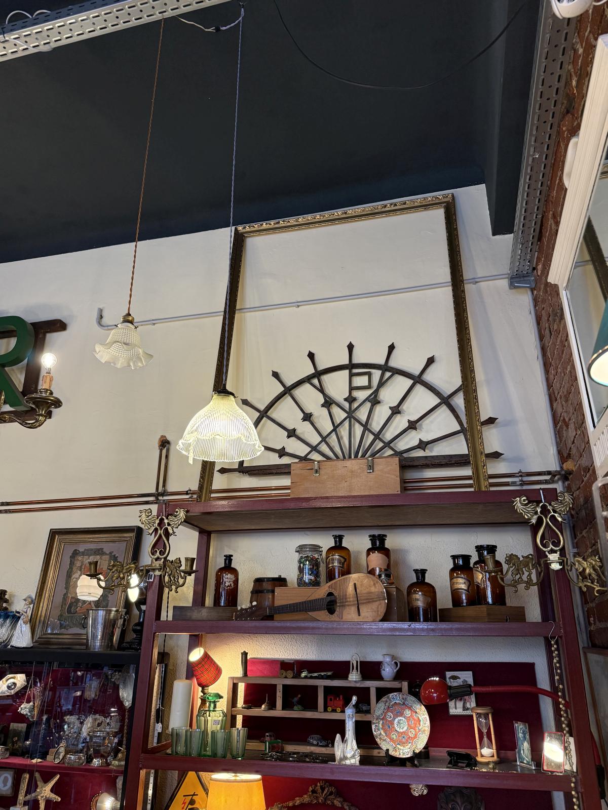 Element decorativ arhitectural, probabil parte superioară de poartă, adus din Atena. Design geometric cu influențe Art Deco. sertar magic București