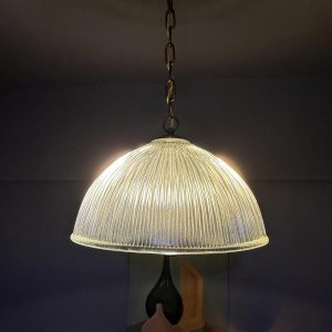 Glob suspendat din sticlă striată, cu lanț și cablu textil, piesă originală de plafon inclusă. sertar magic București