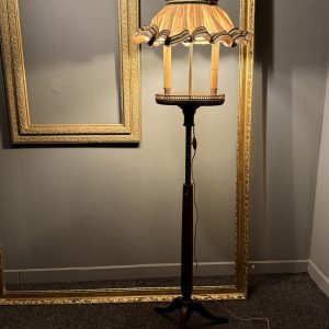 Lampă tip guéridon reglabilă, cu blat din marmură, structură din lemn și abajur vechi. Funcționează cu 2 becuri E14. sertar magic București