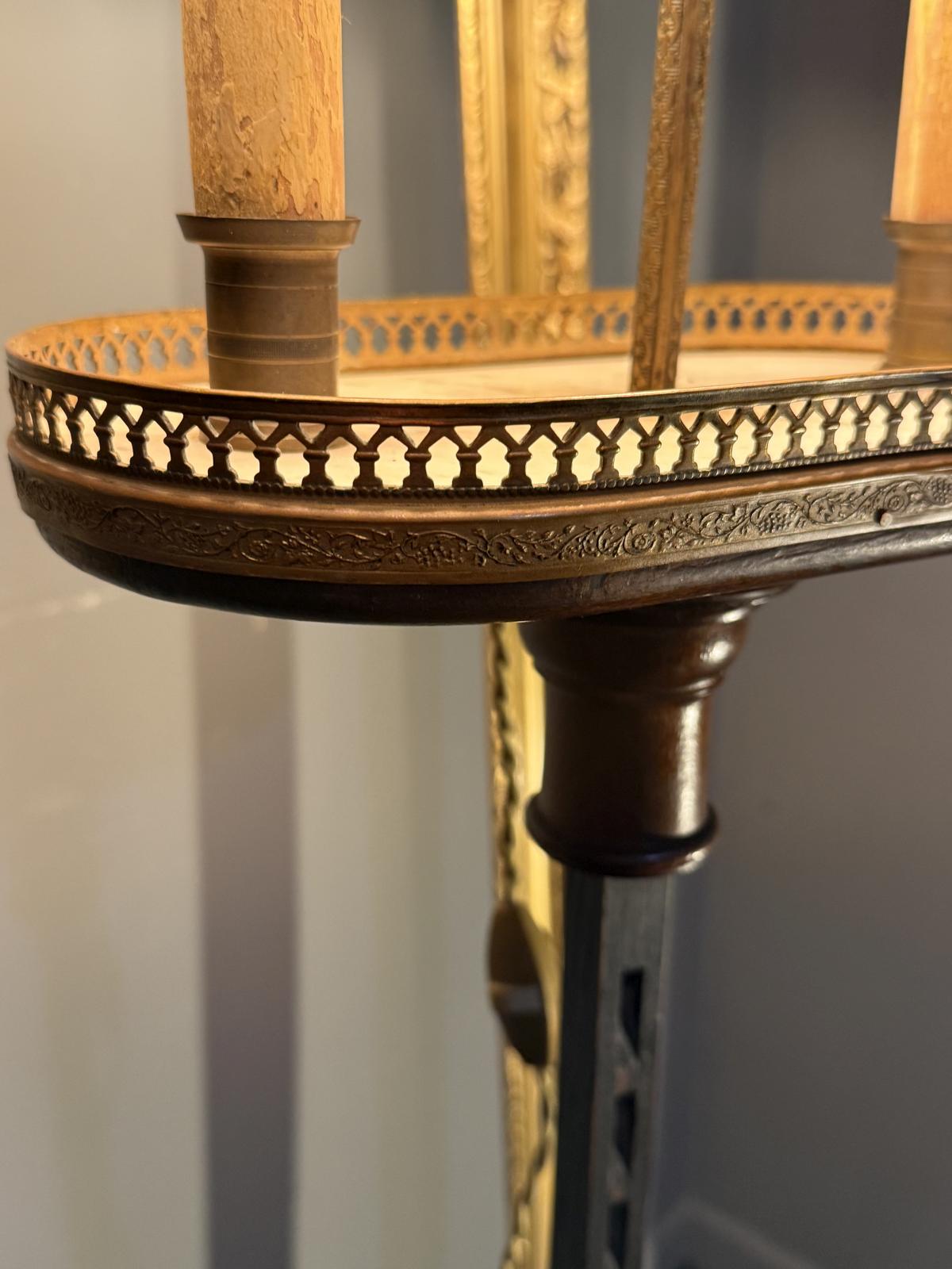 Lampă tip guéridon reglabilă, cu blat din marmură, structură din lemn și abajur vechi. Funcționează cu 2 becuri E14. sertar magic București
