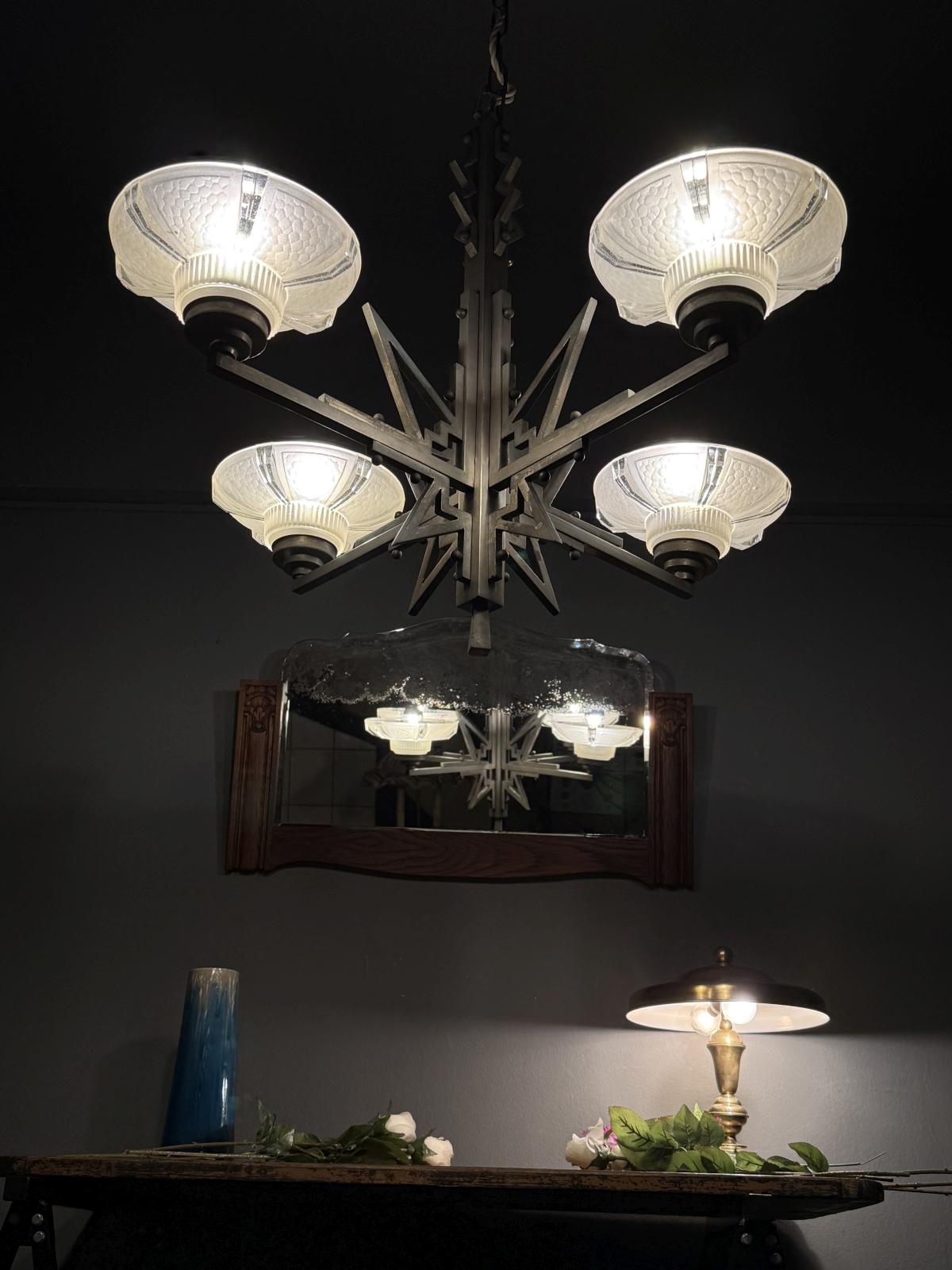 Lustră Art Deco recondiționată, cu structură geometrică din alamă cromată și 4 globuri din sticlă. Complet recablată, reglabilă pe înălțime. sertar magic București