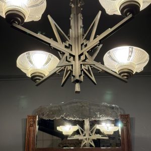 Lustru Art Deco recondiționat, cu structură geometrică din alamă cromată și 4 globuri din sticlă. Complet recablat, reglabil. sertar magic București