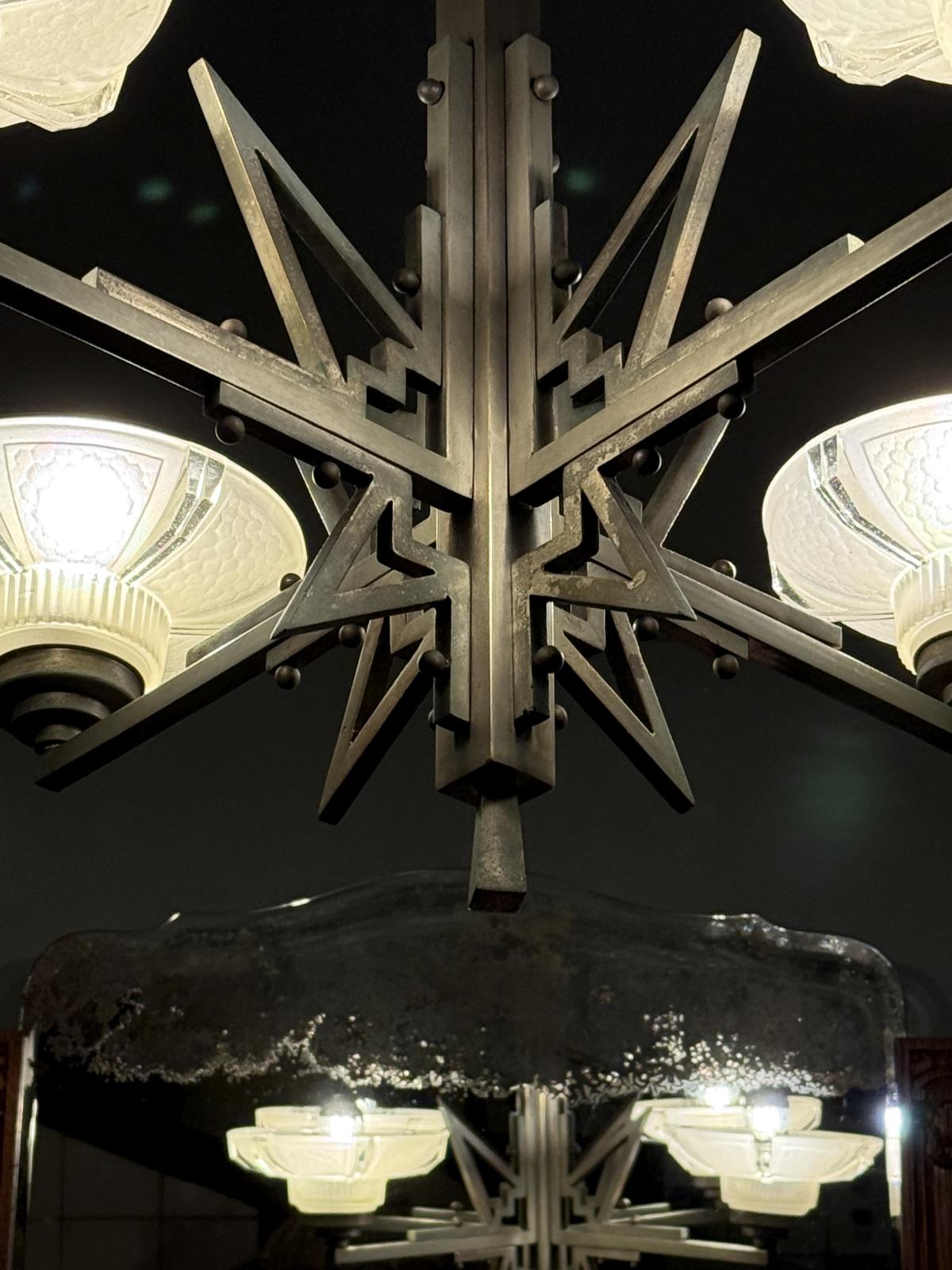Lustră Art Deco recondiționată, cu structură geometrică din alamă cromată și 4 globuri din sticlă. Complet recablată, reglabilă pe înălțime. sertar magic București