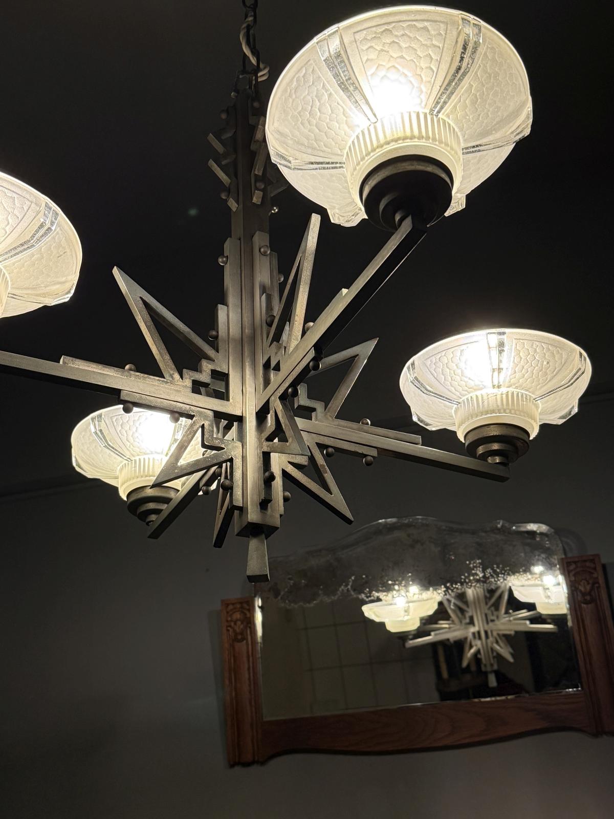 Lustră Art Deco recondiționată, cu structură geometrică din alamă cromată și 4 globuri din sticlă. Complet recablată, reglabilă pe înălțime. sertar magic București