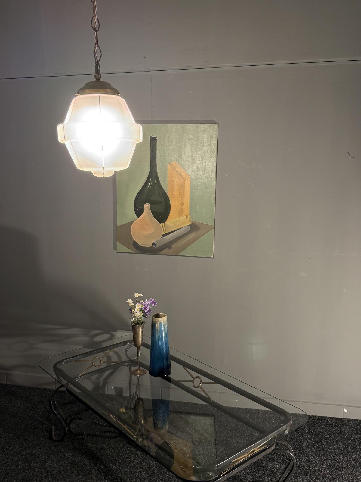 Lustră Art Deco din sticlă sablată rozalie cu detalii geometrice și elemente din alamă lustruită.