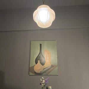 Lustră Art Deco din sticlă sablată rozalie cu detalii geometrice și elemente din alamă lustruită.
