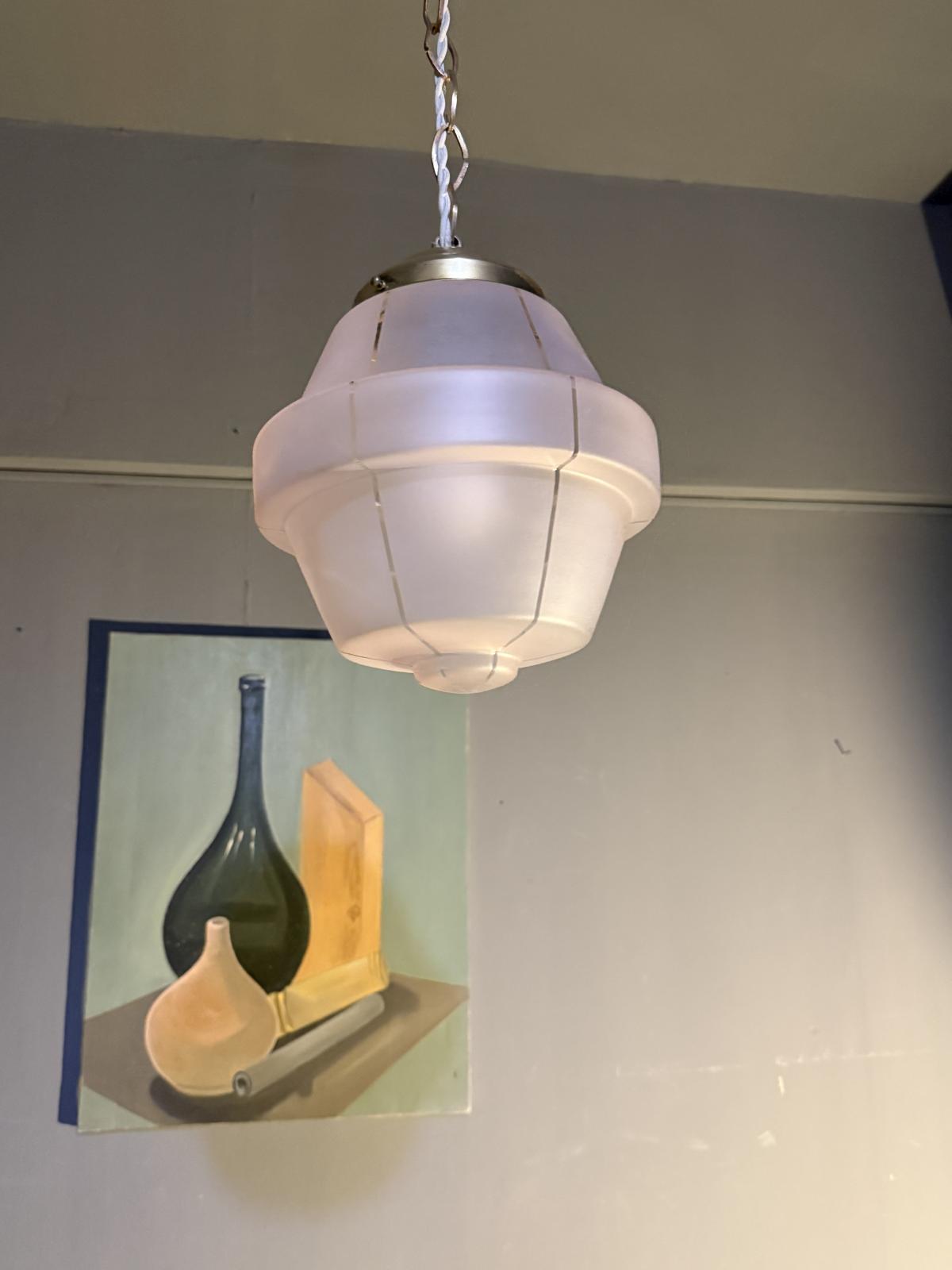 Lustră Art Deco din sticlă sablată rozalie cu detalii geometrice și elemente din alamă lustruită.