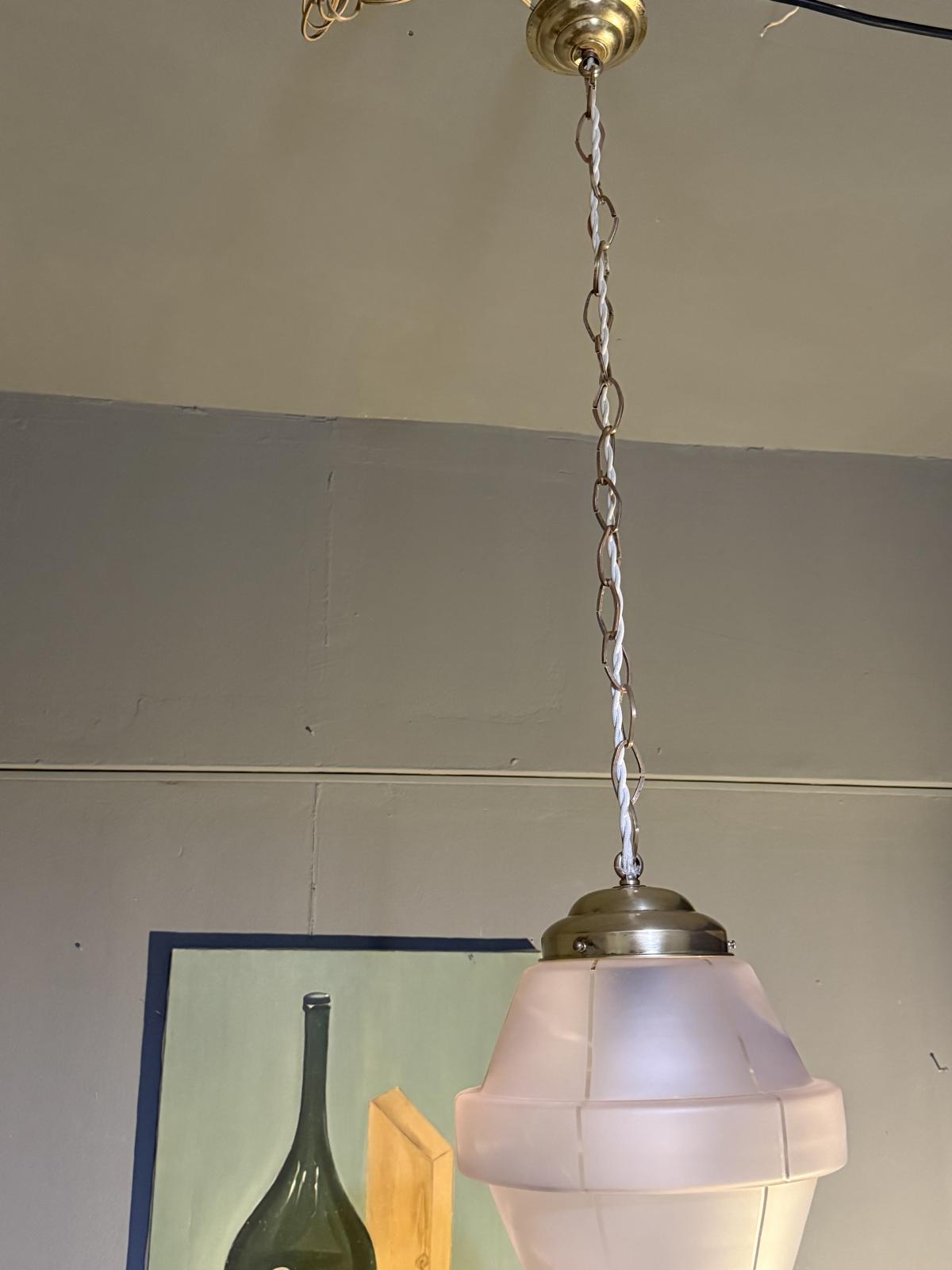 Lustră Art Deco din sticlă sablată rozalie cu detalii geometrice și elemente din alamă lustruită.