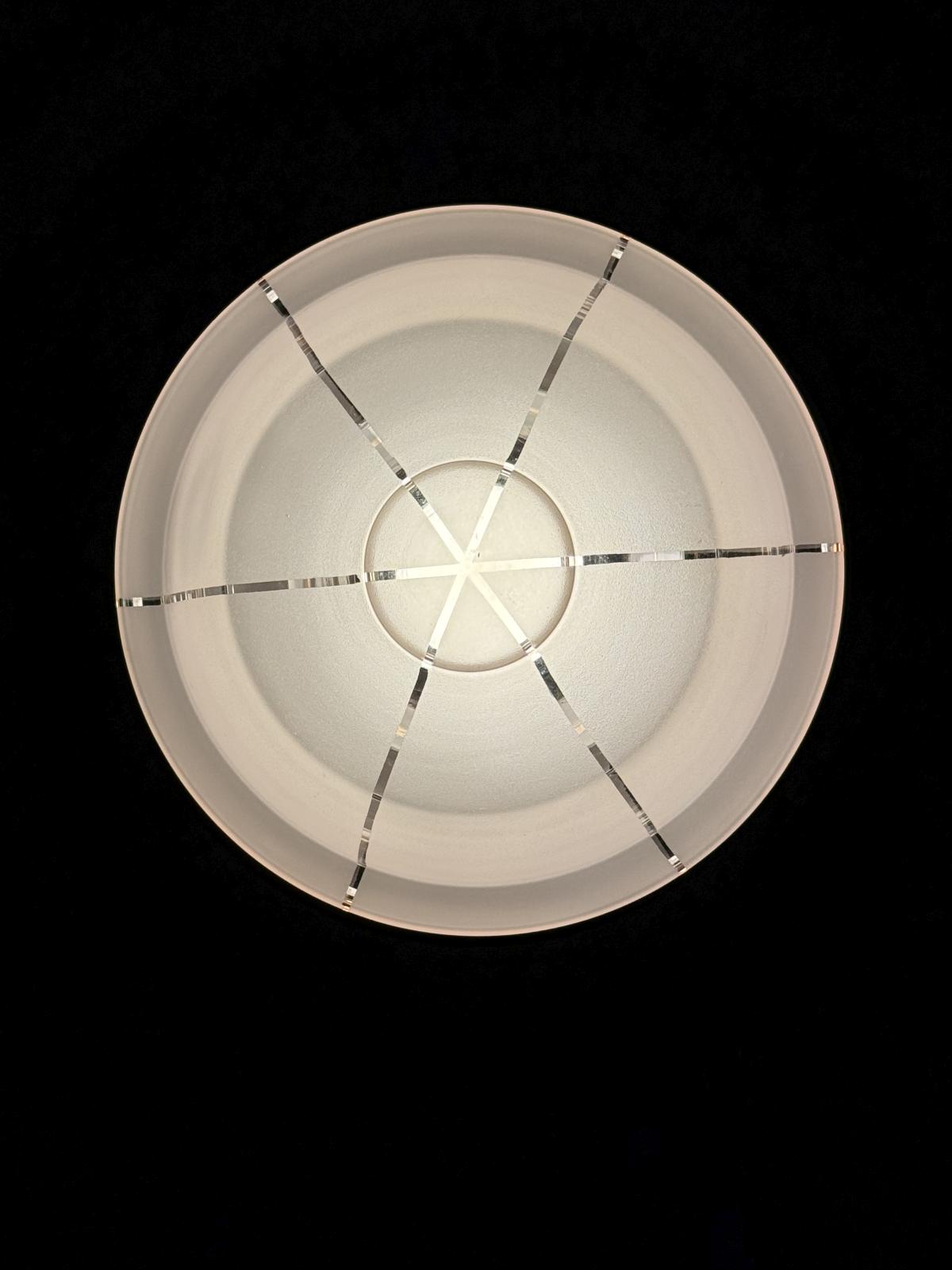 Lustră Art Deco din sticlă sablată rozalie cu detalii geometrice și elemente din alamă lustruită.