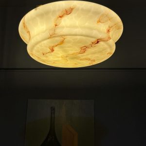 Lustră Art Deco cu opalină marmorată, cablu textil nou și lumină caldă elegantă. Piesă vintage recondiționată, în stare foarte bună. Sertar Magic București