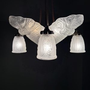 Lustru Art Deco din bronz, anii 1930, cu elemente originale din sticlă presată satinată și instalație electrică refăcută. Sertar Magic București.