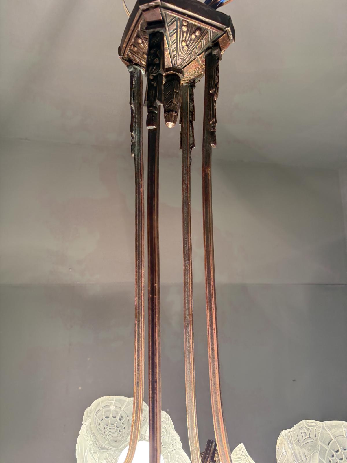 Lustru Art Deco din bronz, anii 1930, cu elemente originale din sticlă presată satinată și instalație electrică refăcută. Sertar Magic București.