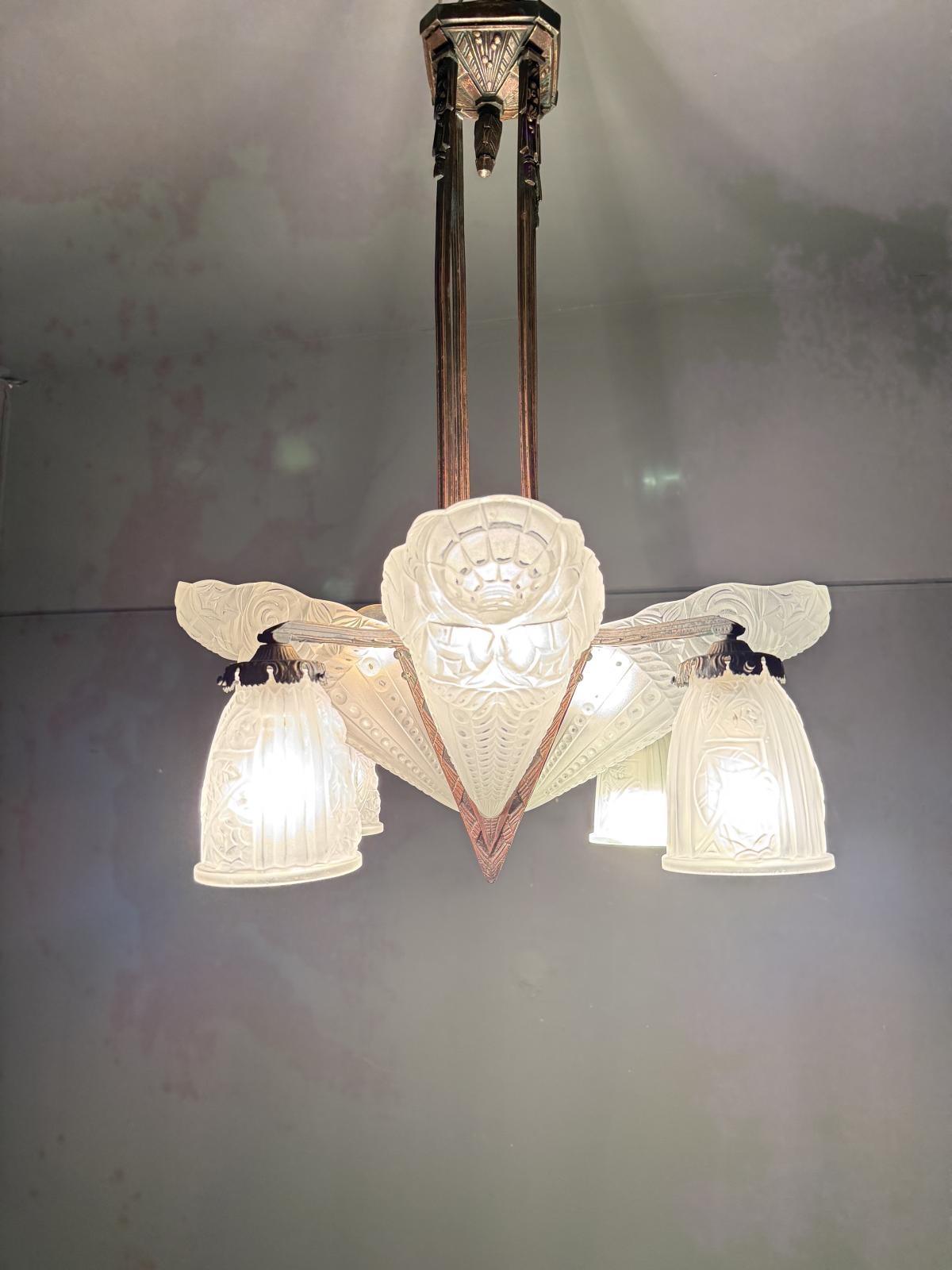 Lustru Art Deco din bronz, anii 1930, cu elemente originale din sticlă presată satinată și instalație electrică refăcută. Sertar Magic București.