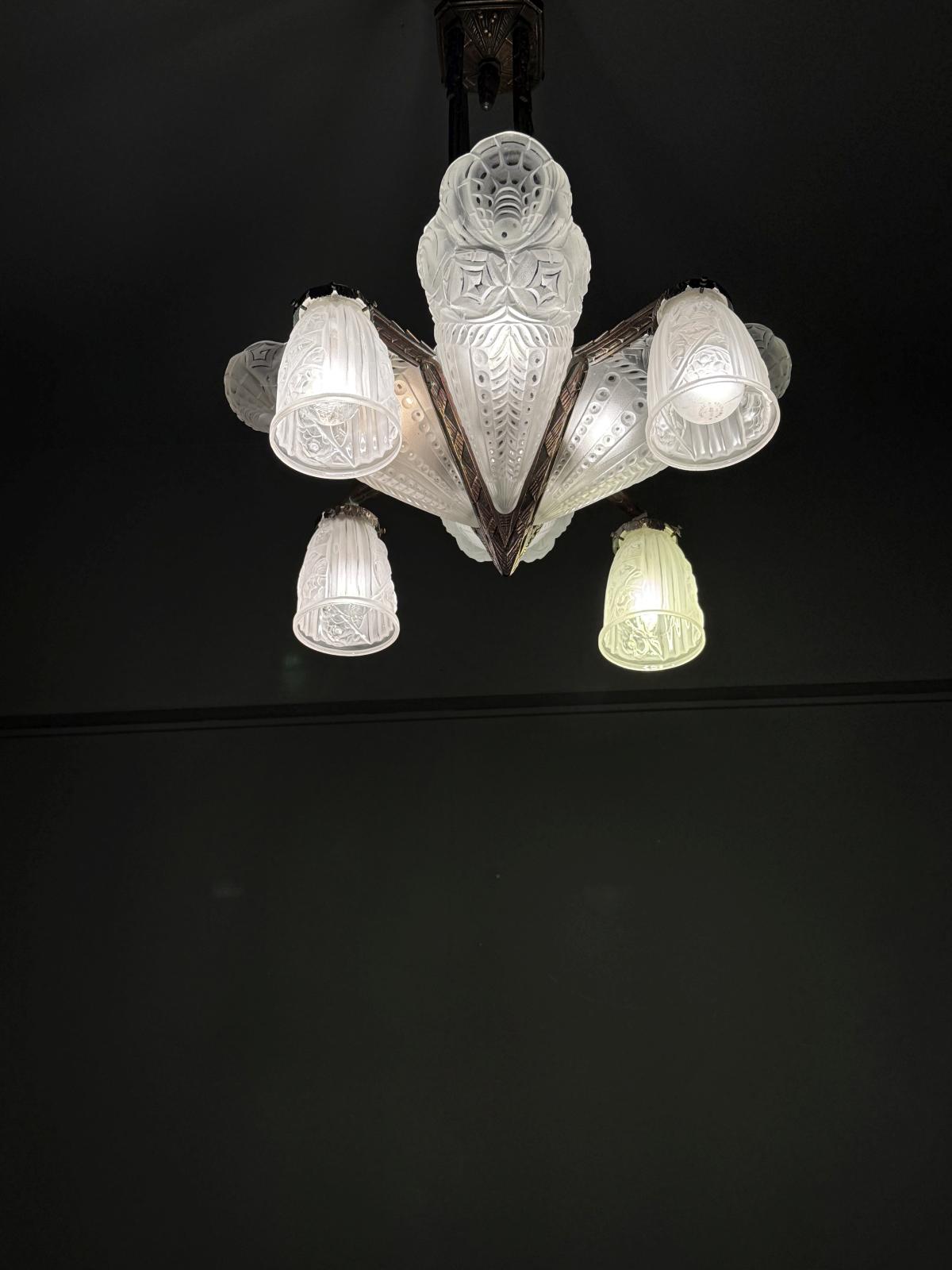 Lustru Art Deco din bronz, anii 1930, cu elemente originale din sticlă presată satinată și instalație electrică refăcută. Sertar Magic București.