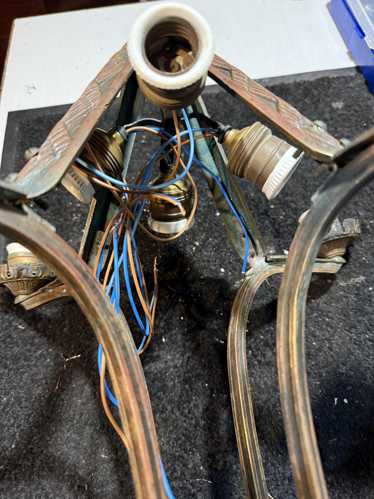 Lustru Art Deco din bronz, anii 1930, cu elemente originale din sticlă presată satinată și instalație electrică refăcută. Sertar Magic București.