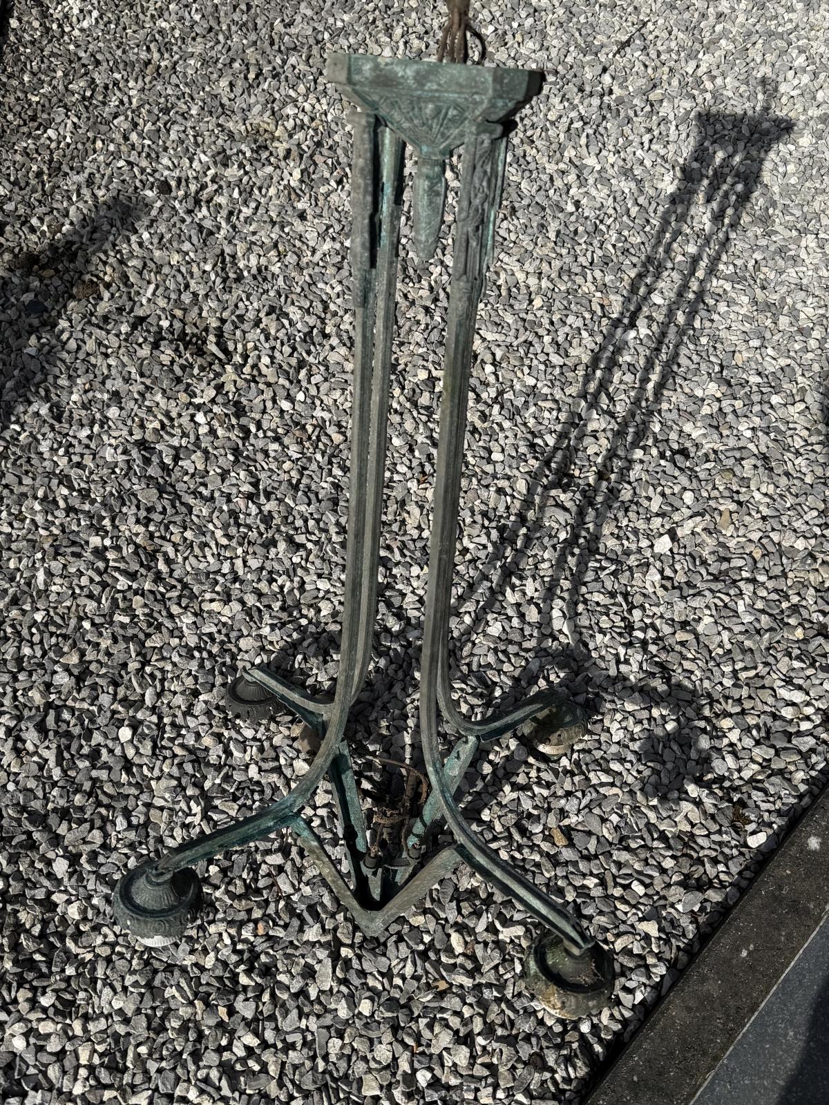 Lustru Art Deco din bronz, anii 1930, cu elemente originale din sticlă presată satinată și instalație electrică refăcută. Sertar Magic București.