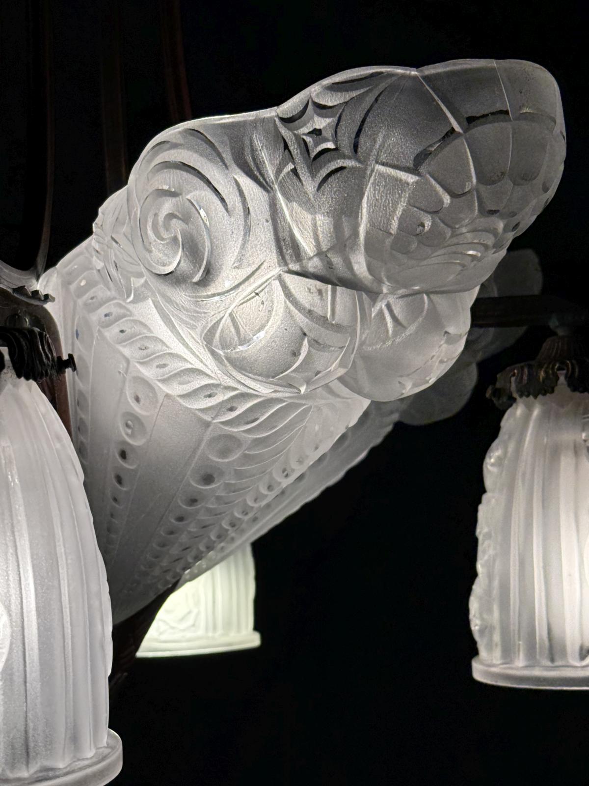 Lustru Art Deco din bronz, anii 1930, cu elemente originale din sticlă presată satinată și instalație electrică refăcută. Sertar Magic București.