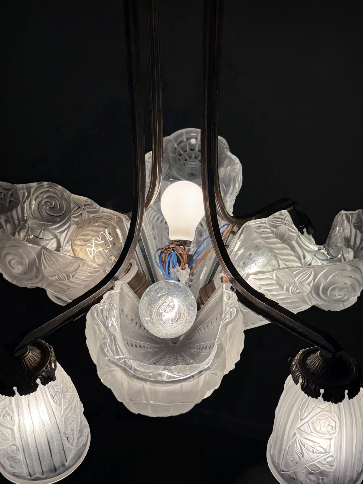Lustru Art Deco din bronz, anii 1930, cu elemente originale din sticlă presată satinată și instalație electrică refăcută. Sertar Magic București.