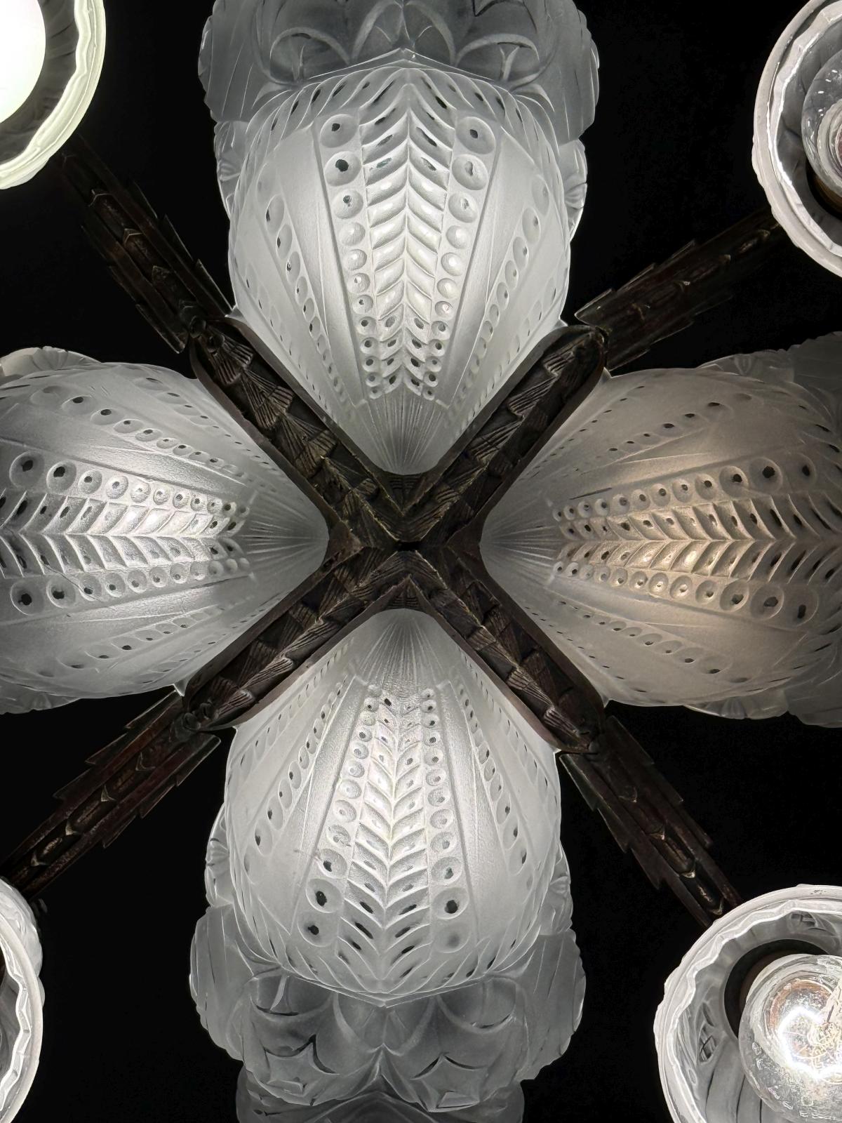 Lustru Art Deco din bronz, anii 1930, cu elemente originale din sticlă presată satinată și instalație electrică refăcută. Sertar Magic București.