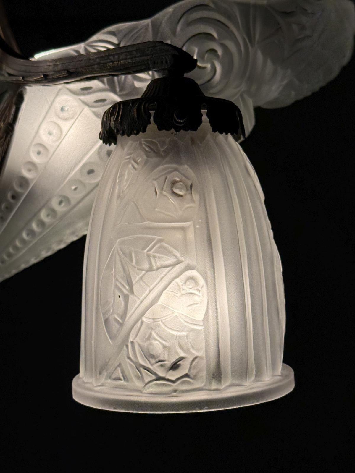Lustru Art Deco din bronz, anii 1930, cu elemente originale din sticlă presată satinată și instalație electrică refăcută. Sertar Magic București.